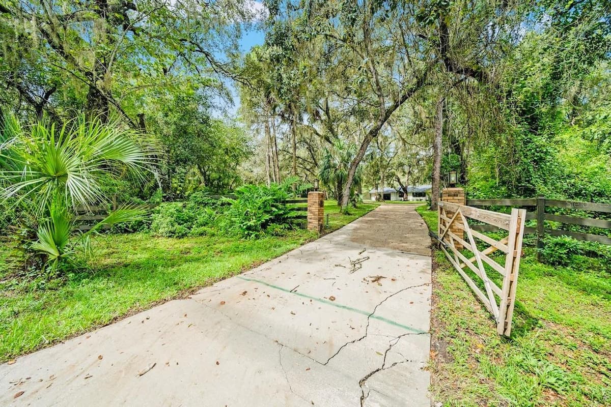 10245 TRAILS END ROAD — photo 5 of 44
