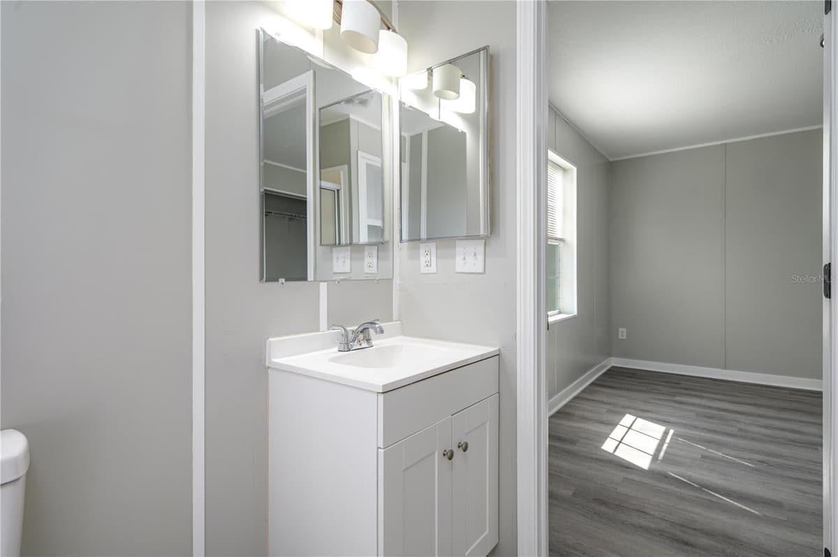 991 BAY COURT — photo 18 of 39
