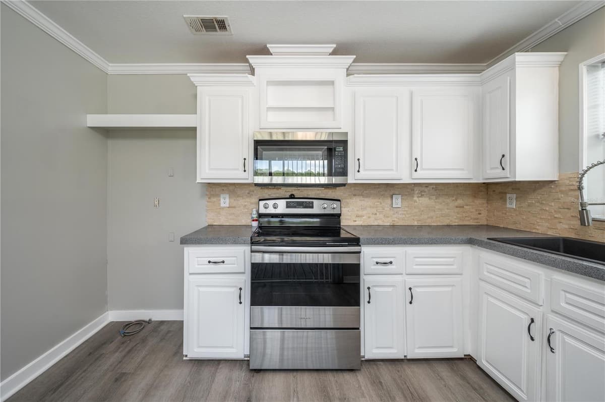 991 BAY COURT — photo 12 of 39