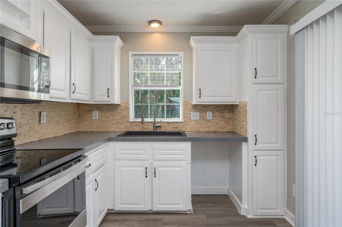 991 BAY COURT — photo 11 of 39