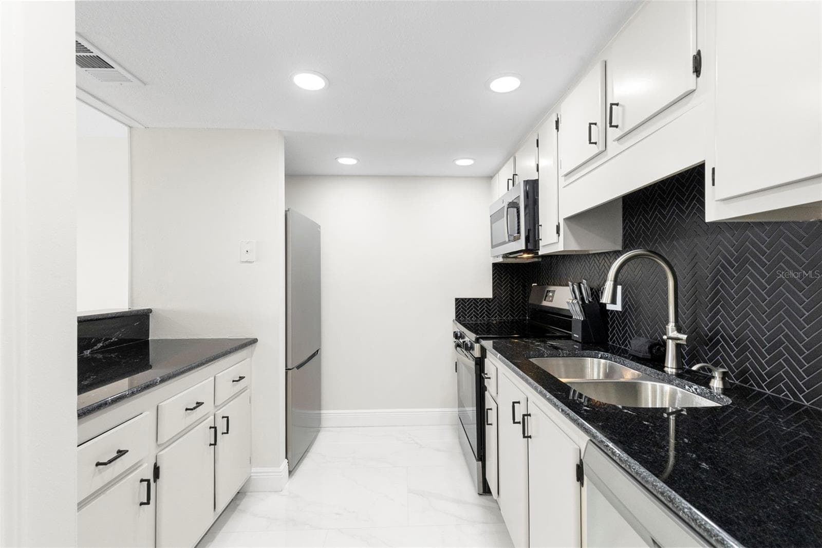 51 ISLAND WAY — photo 9 of 49