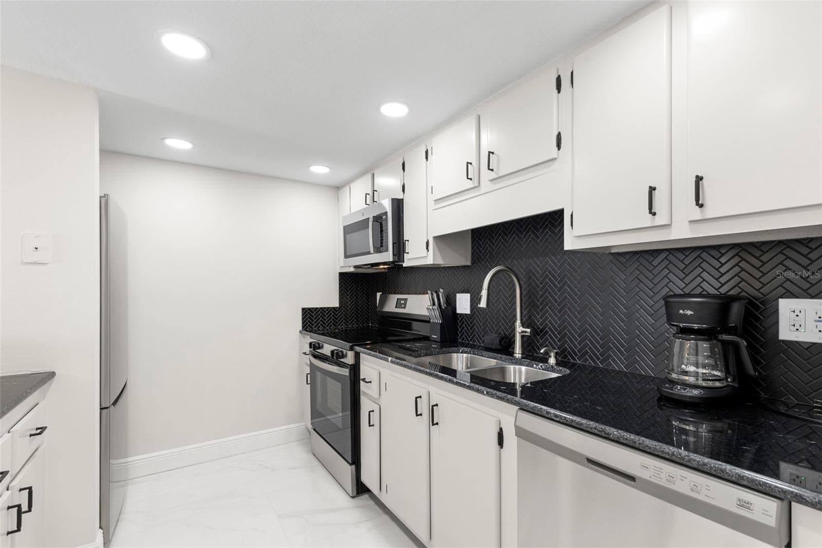 51 ISLAND WAY — photo 8 of 49