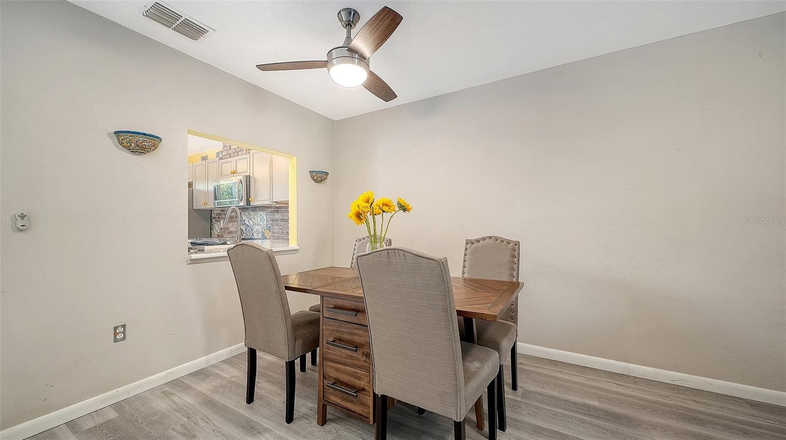 6921 HOLMES BOULEVARD — photo 8 of 53