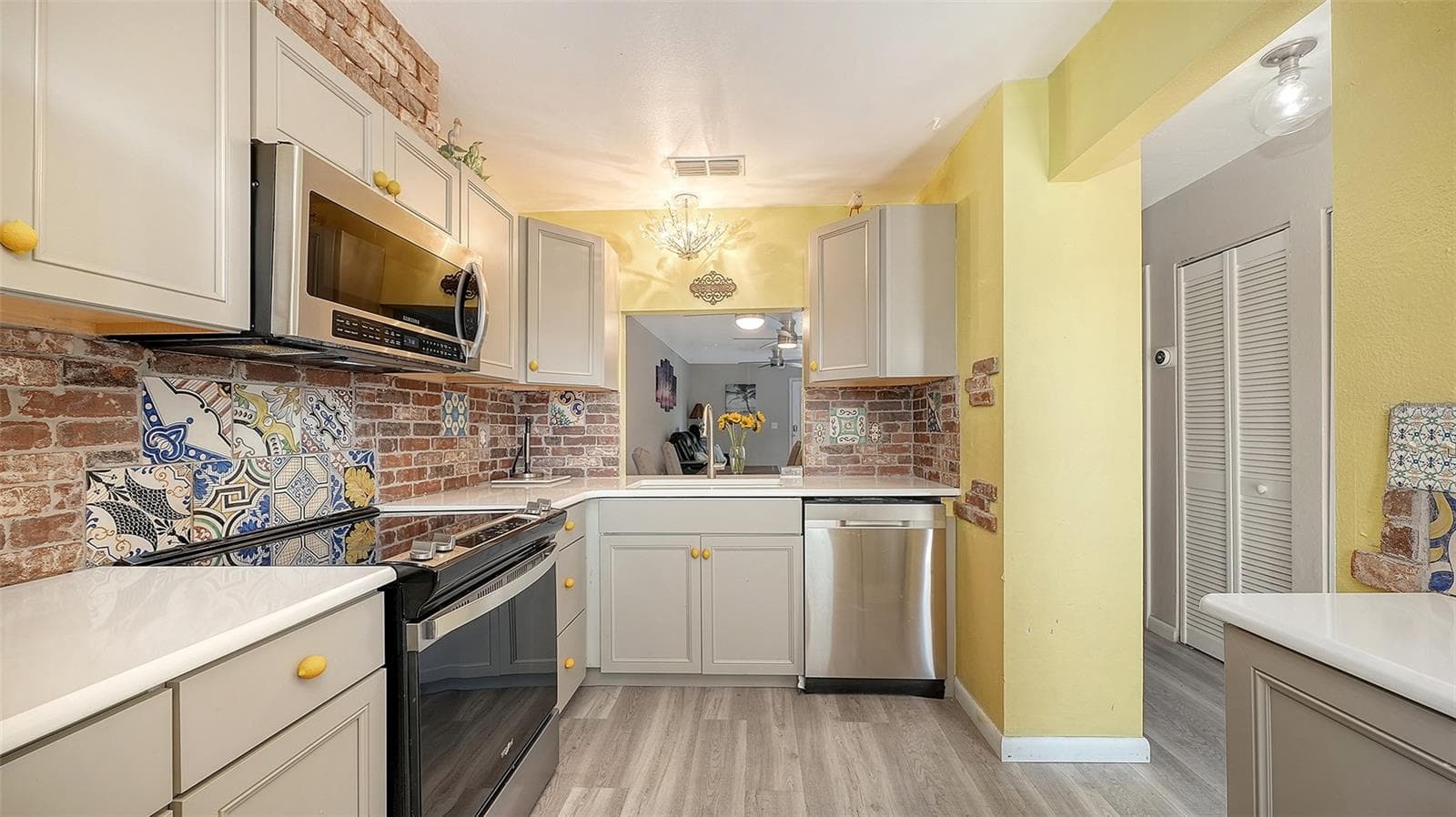6921 HOLMES BOULEVARD — photo 13 of 53