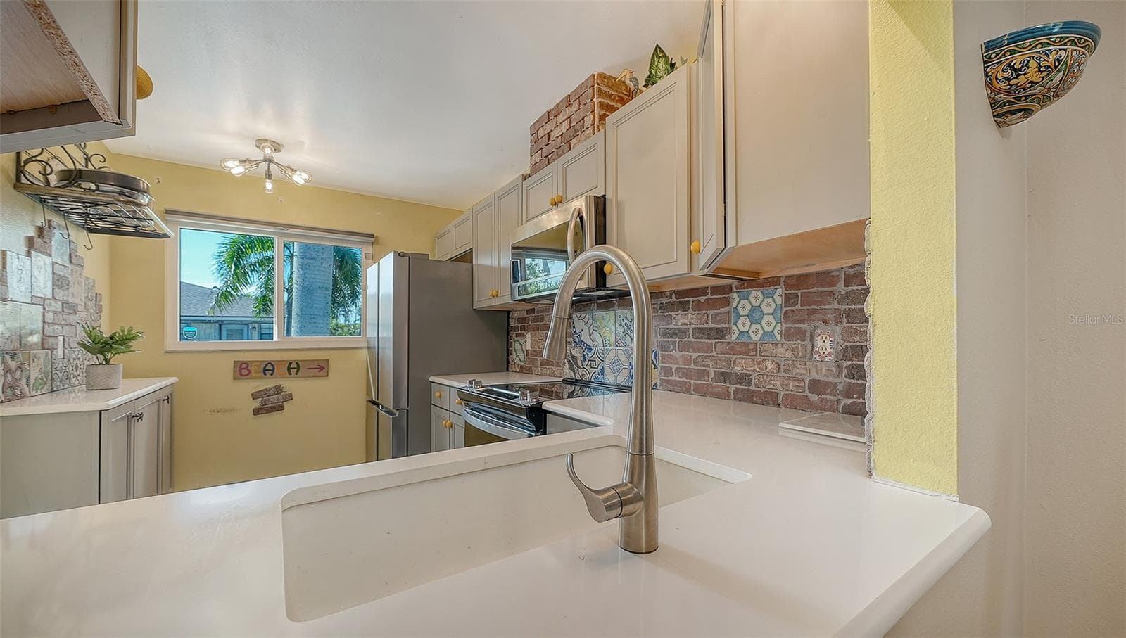 6921 HOLMES BOULEVARD — photo 9 of 53