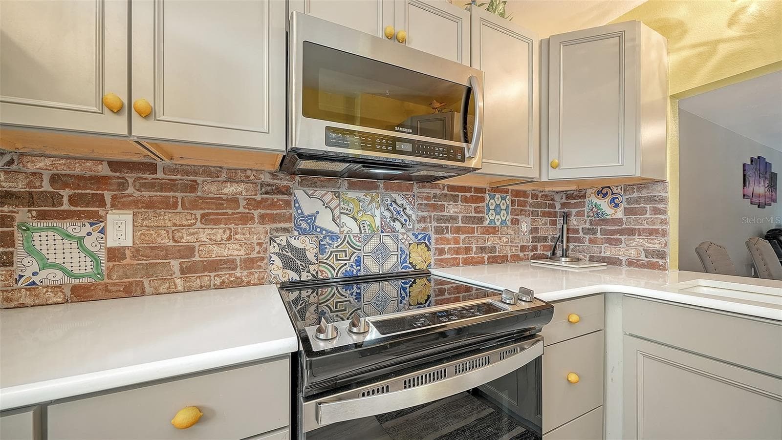6921 HOLMES BOULEVARD — photo 11 of 53