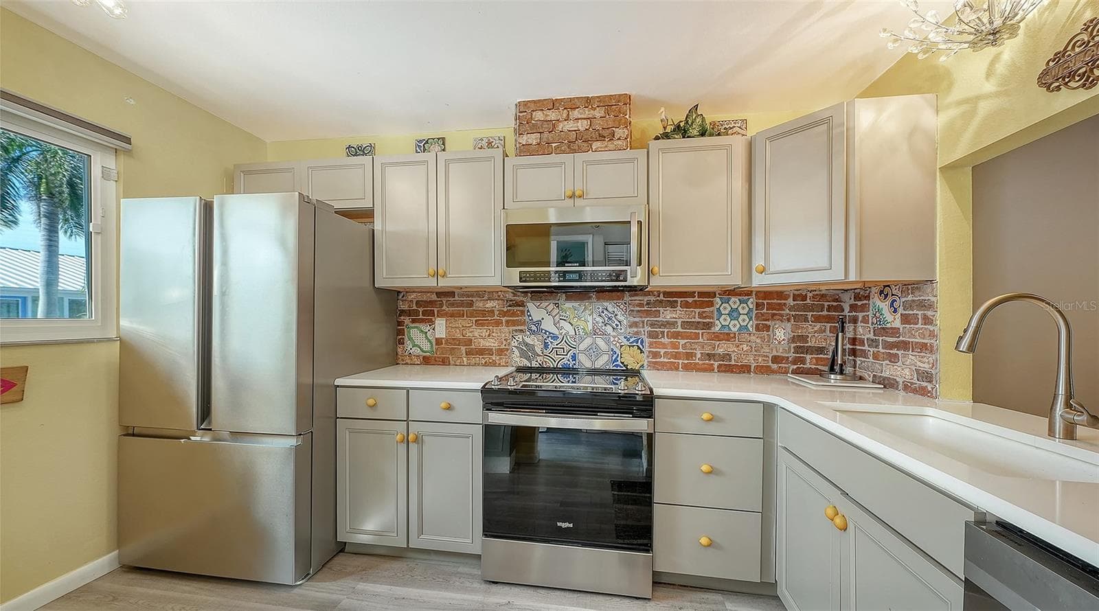 6921 HOLMES BOULEVARD — photo 10 of 53