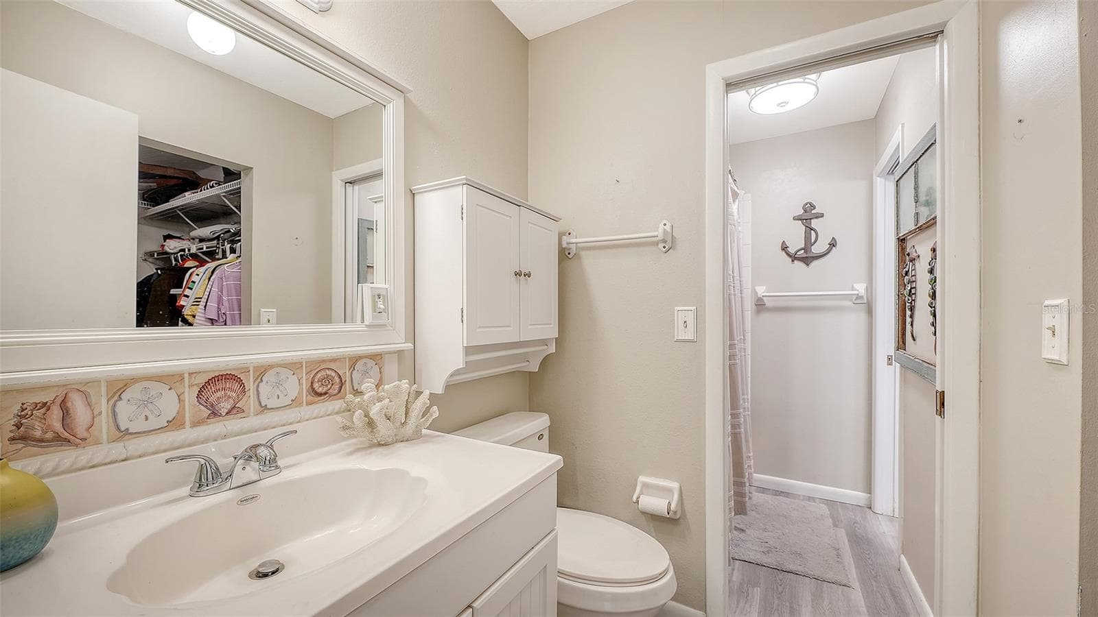 6921 HOLMES BOULEVARD — photo 17 of 53