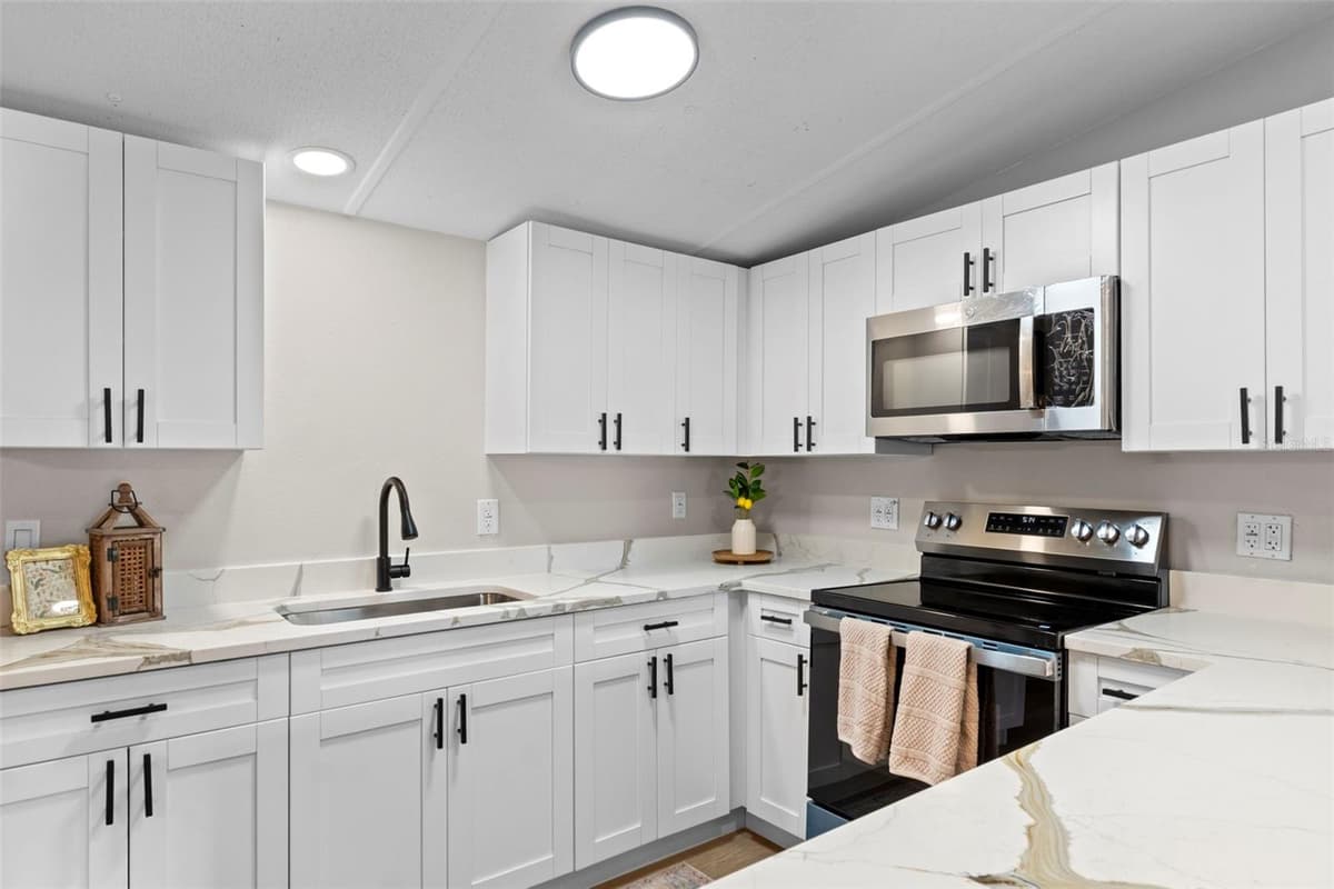 8017 SKYLINE LANE — photo 3 of 33