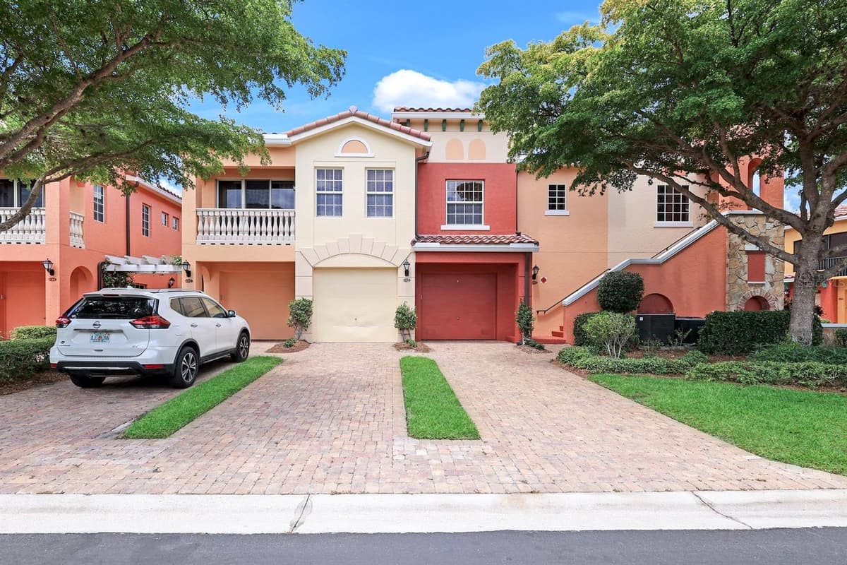 8721 PIAZZA DEL LAGO CIRCLE — photo 1 of 36
