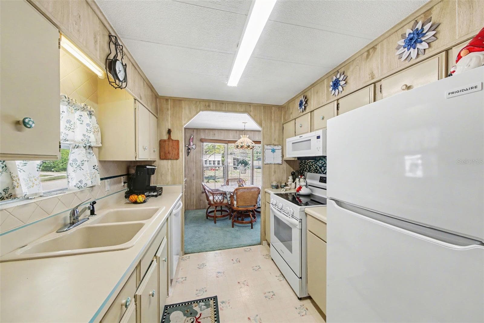 732 DOVE AVENUE — photo 9 of 23