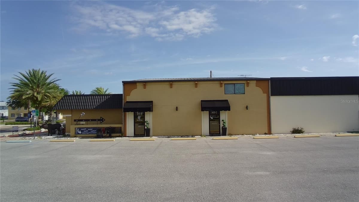 305 MAIN STREET — photo 4 of 37