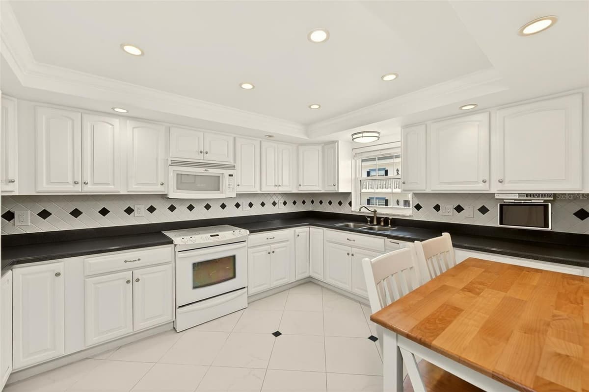 131 BLUFF VIEW DRIVE — photo 13 of 53