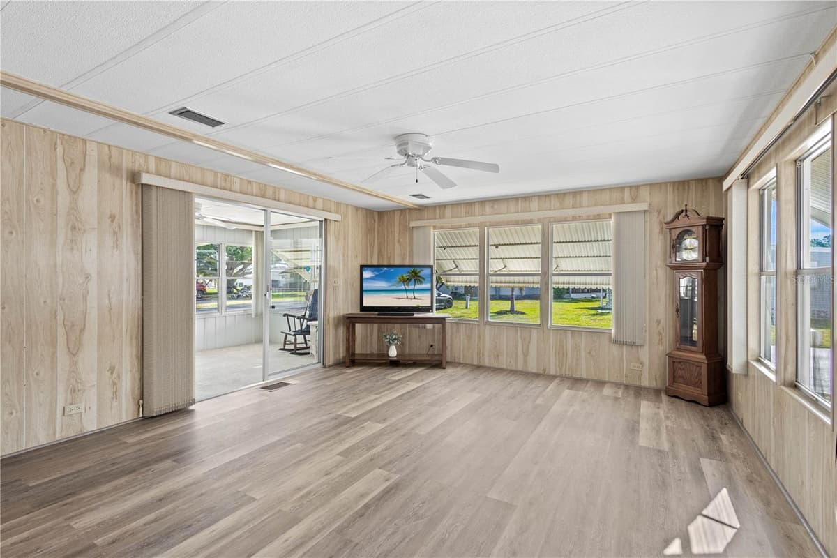 320 TROPIC DRIVE — photo 10 of 37