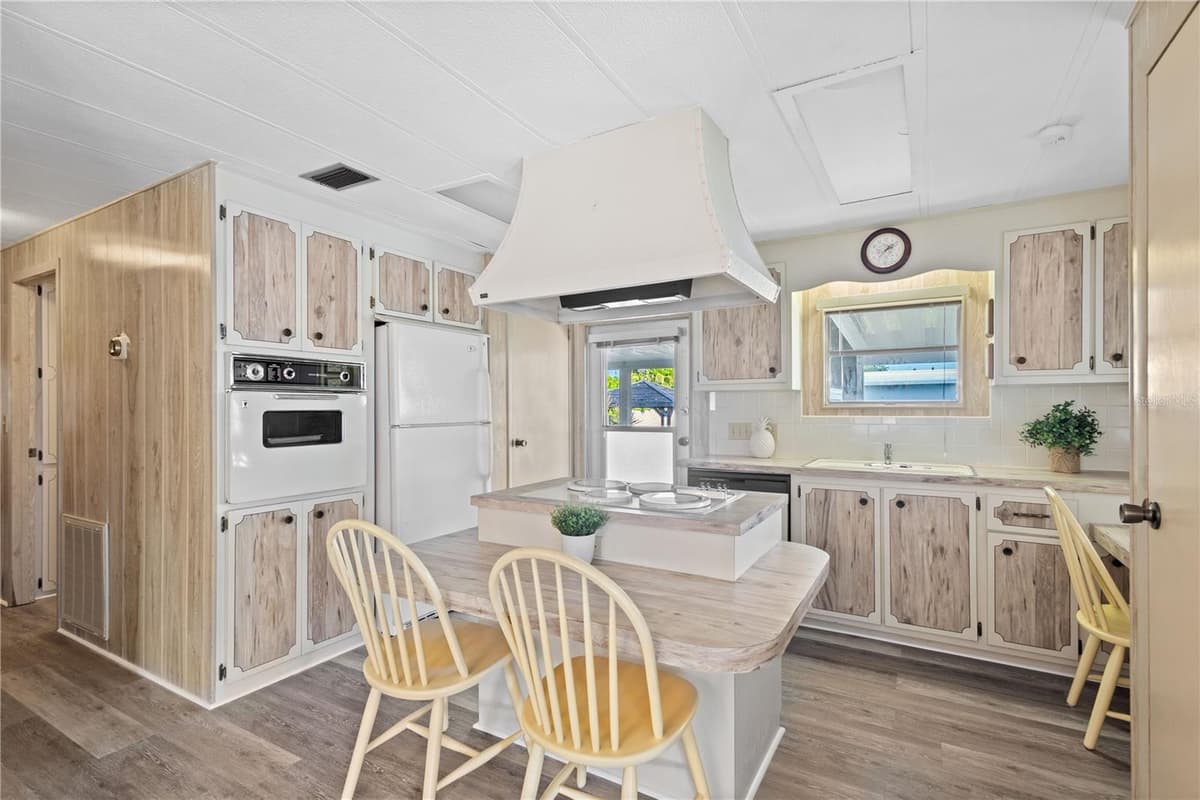320 TROPIC DRIVE — photo 13 of 37