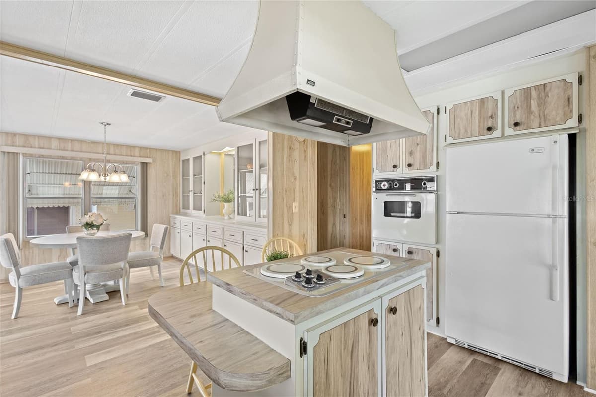 320 TROPIC DRIVE — photo 16 of 37