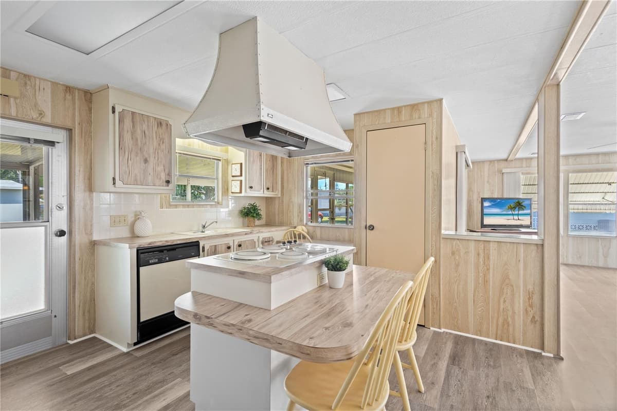 320 TROPIC DRIVE — photo 14 of 37