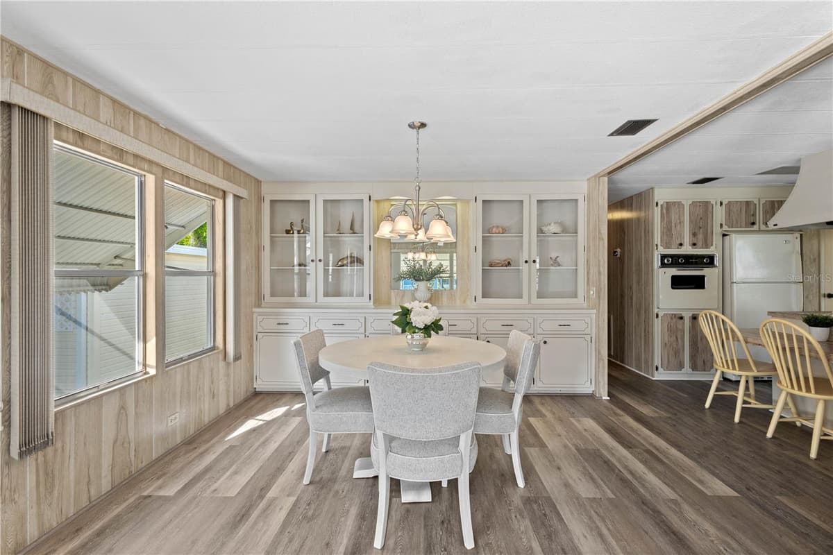 320 TROPIC DRIVE — photo 12 of 37