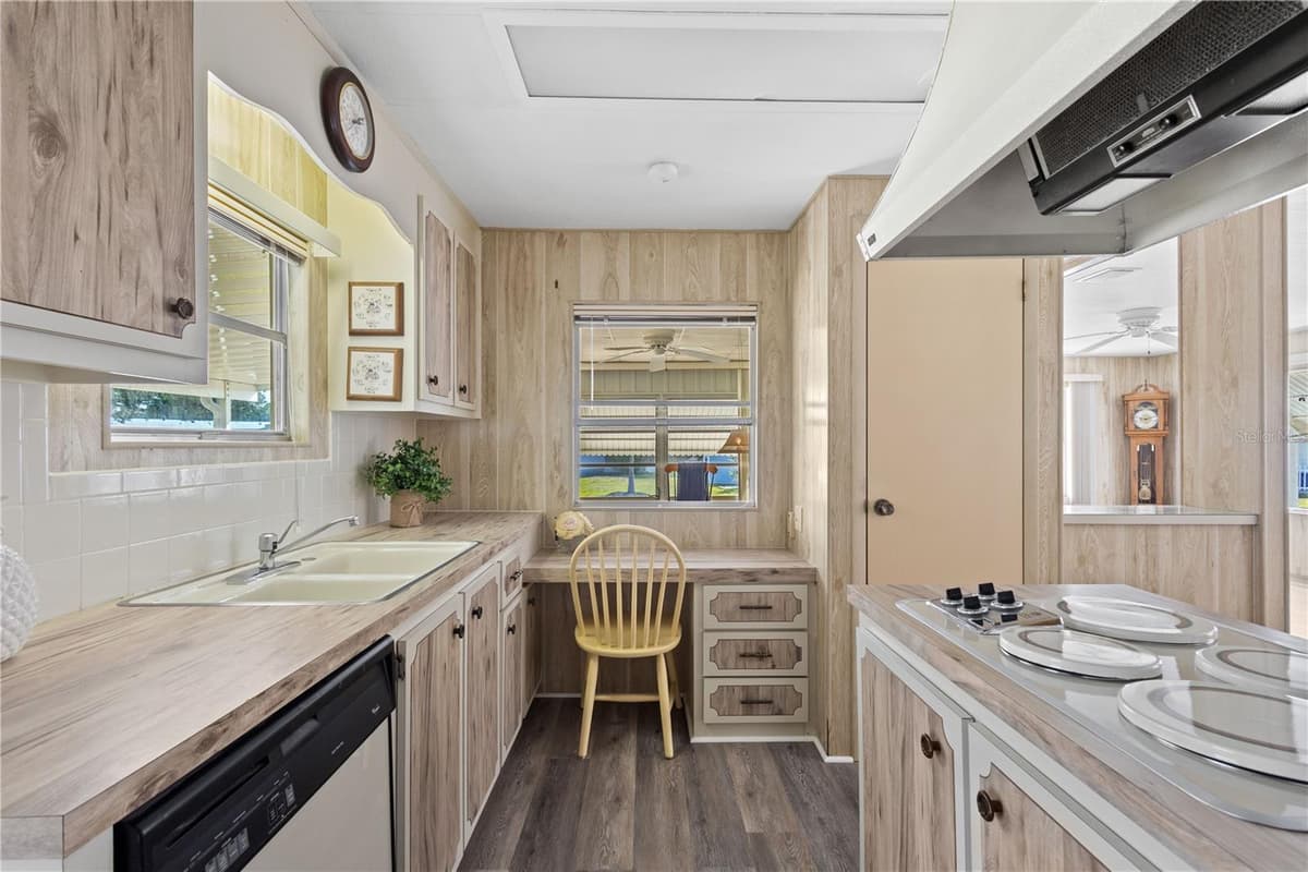 320 TROPIC DRIVE — photo 15 of 37