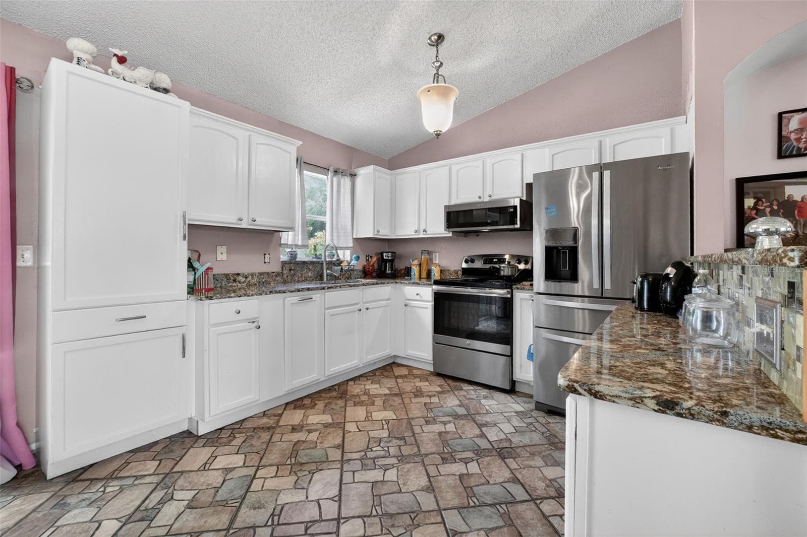 253 WILLIAMS AVENUE — photo 3 of 33