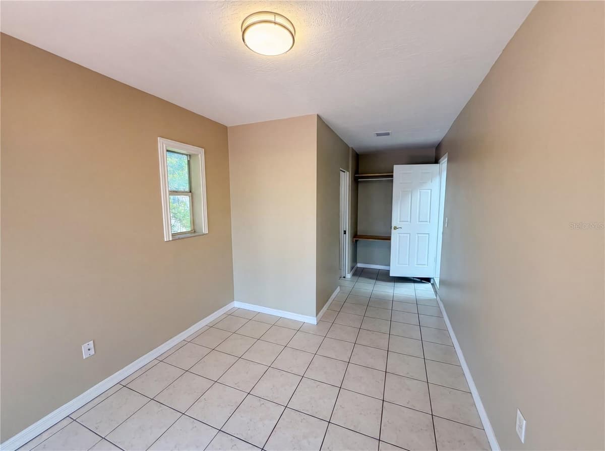 406 SKYLARK BOULEVARD — photo 6 of 35