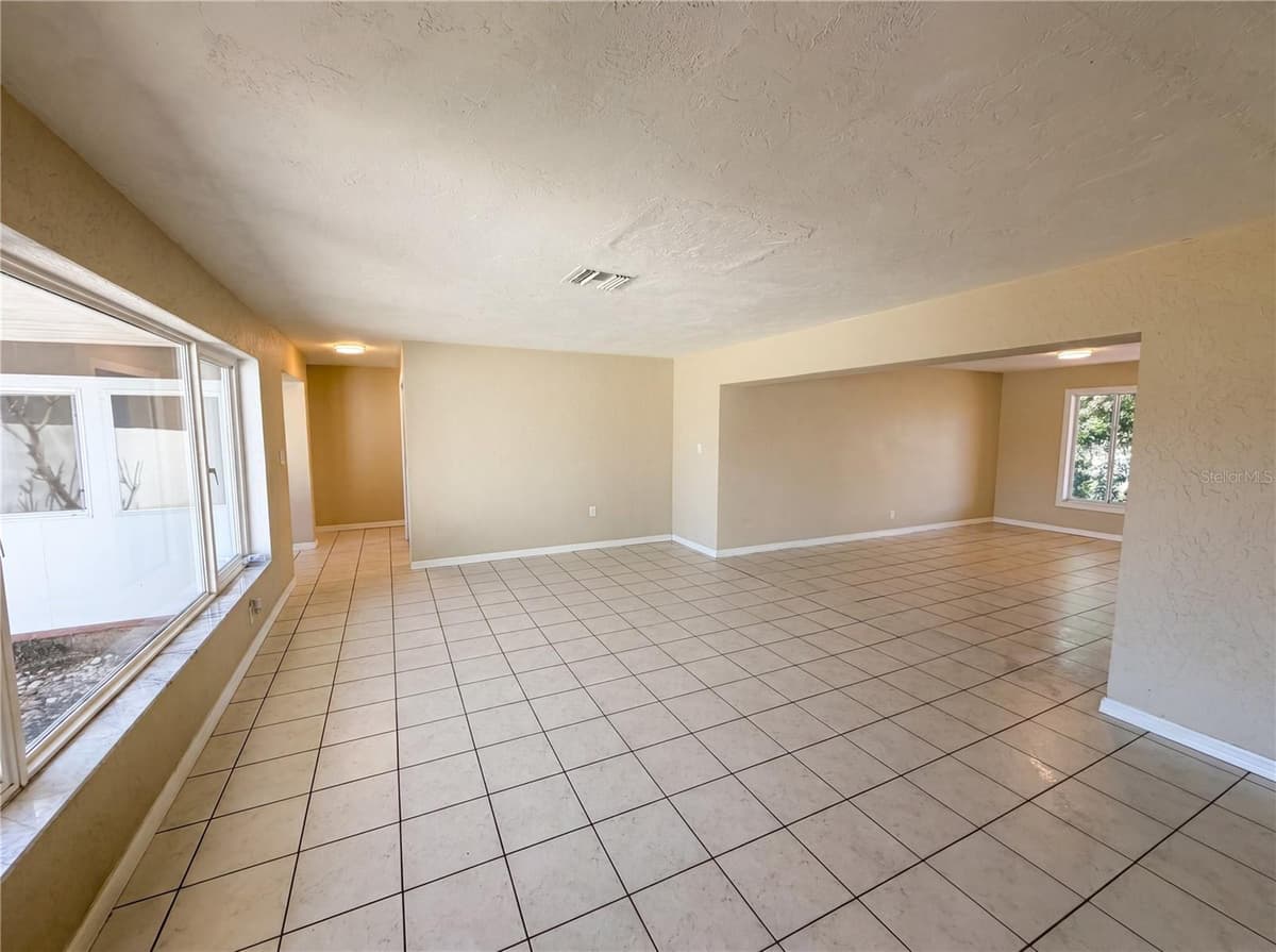 406 SKYLARK BOULEVARD — photo 10 of 35