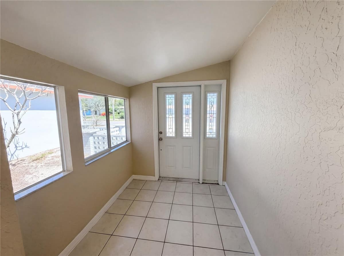 406 SKYLARK BOULEVARD — photo 9 of 35