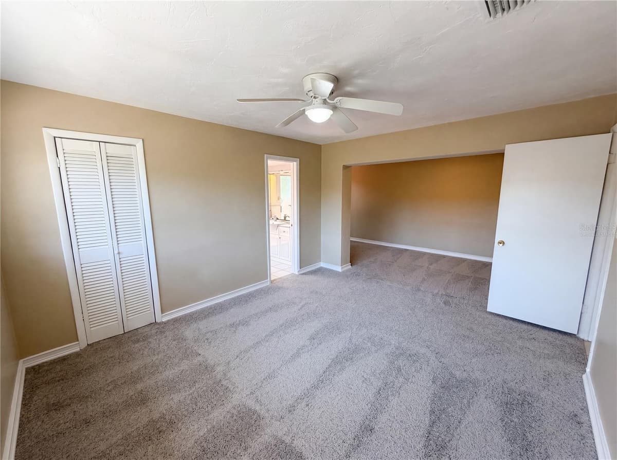 406 SKYLARK BOULEVARD — photo 4 of 35
