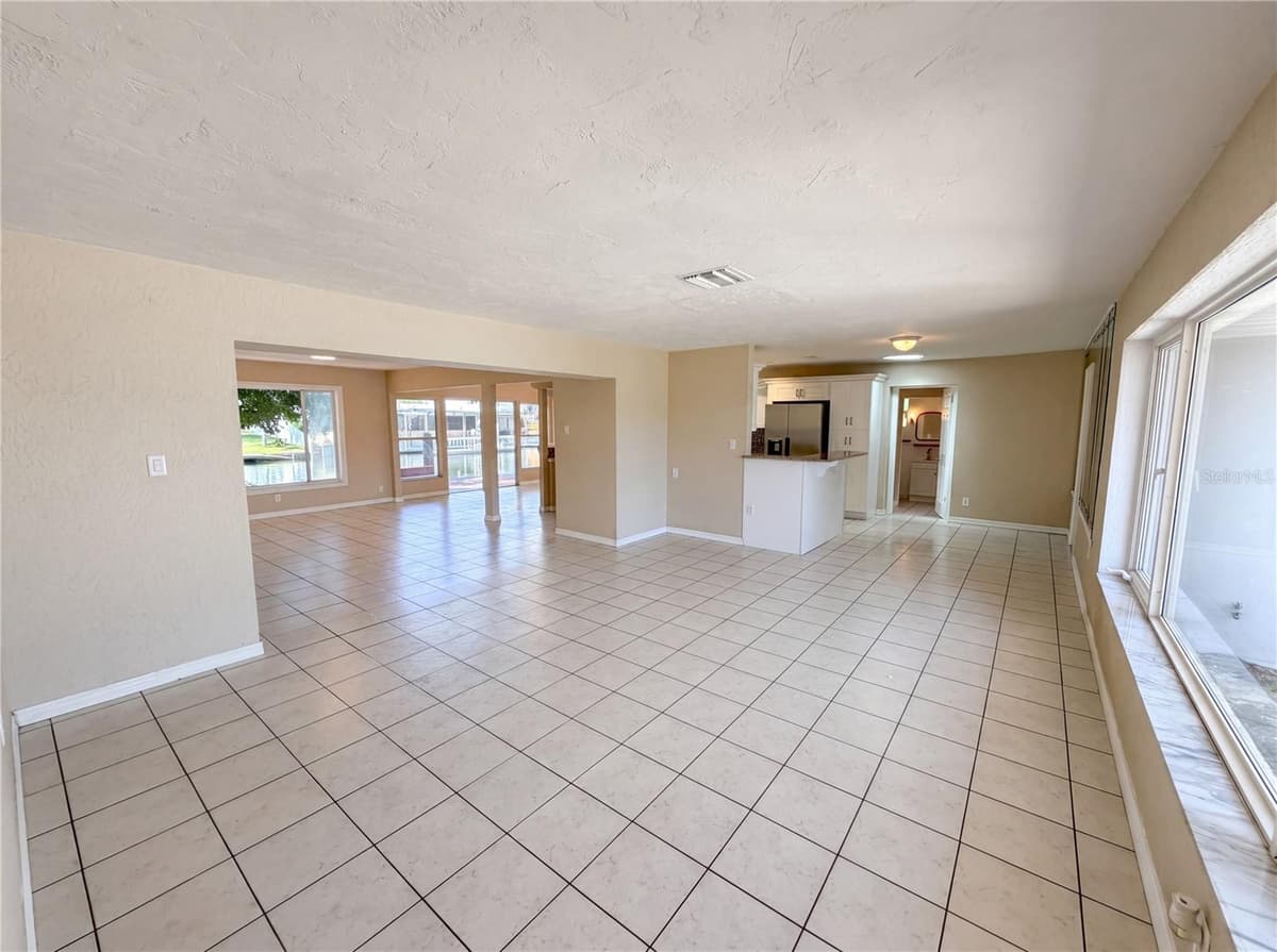 406 SKYLARK BOULEVARD — photo 3 of 35