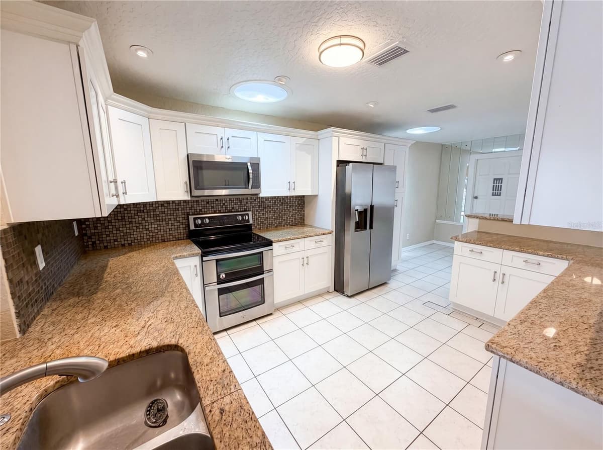 406 SKYLARK BOULEVARD — photo 16 of 35