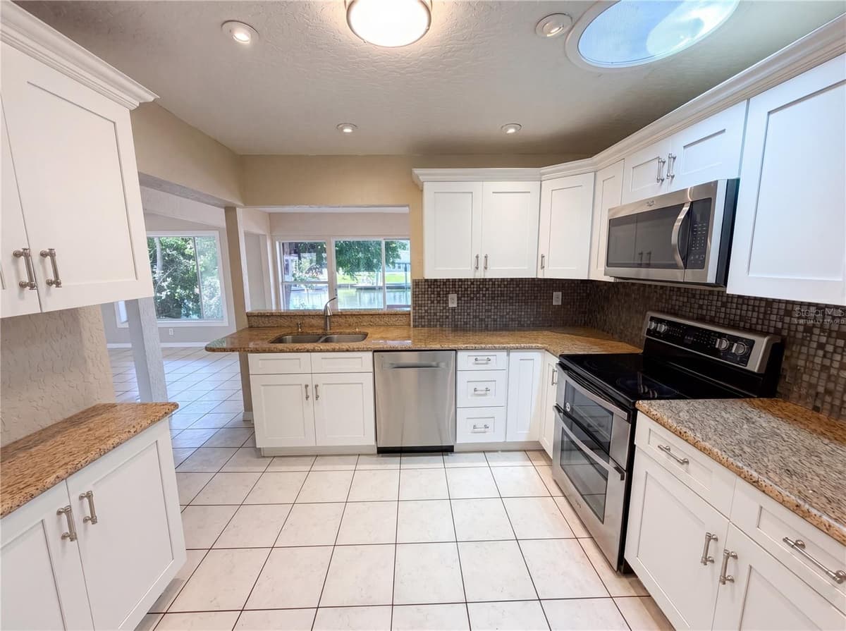 406 SKYLARK BOULEVARD — photo 2 of 35