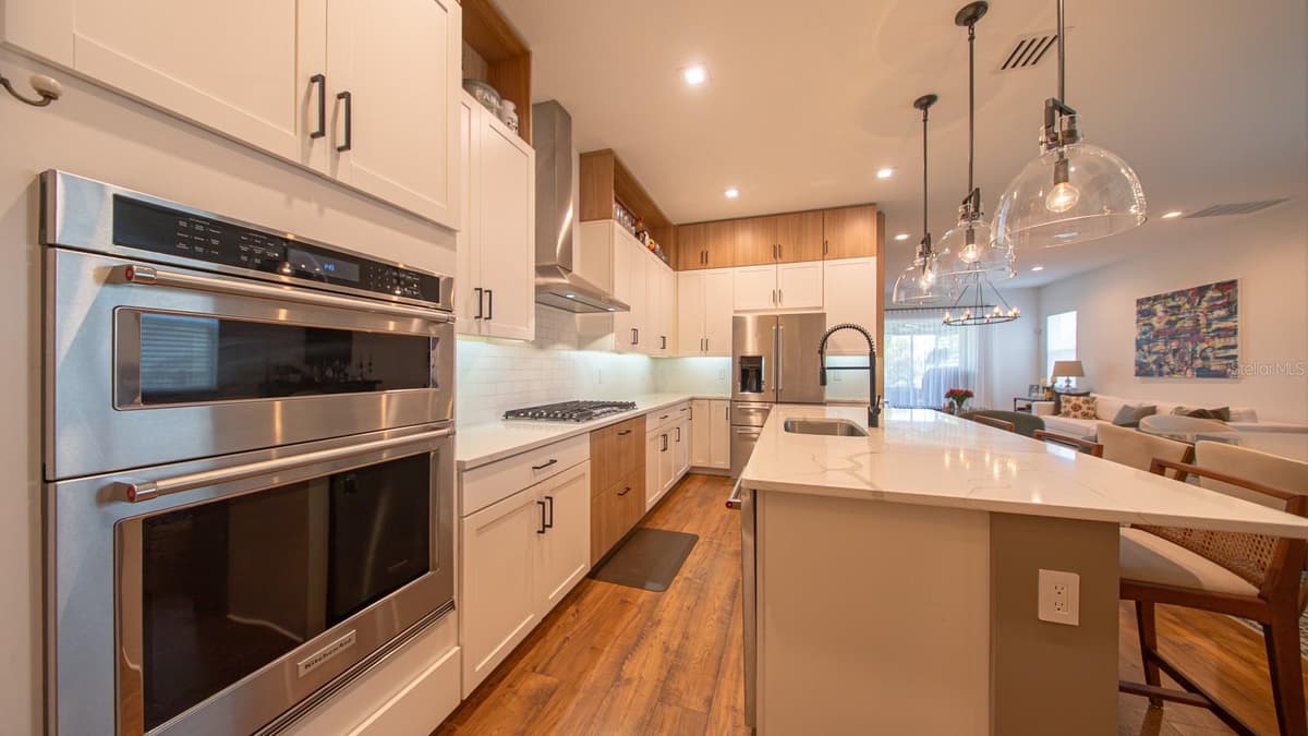 15717 VETTA DRIVE — photo 12 of 52