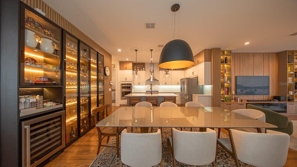 15717 VETTA DRIVE — photo 7 of 52