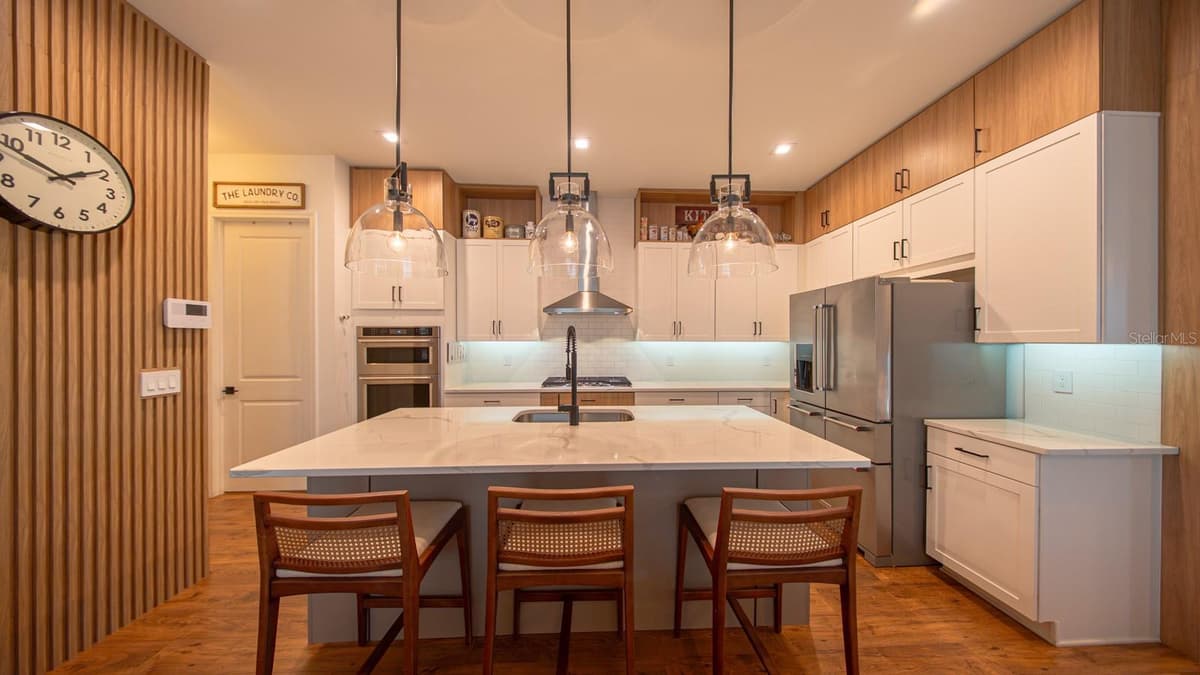 15717 VETTA DRIVE — photo 11 of 52