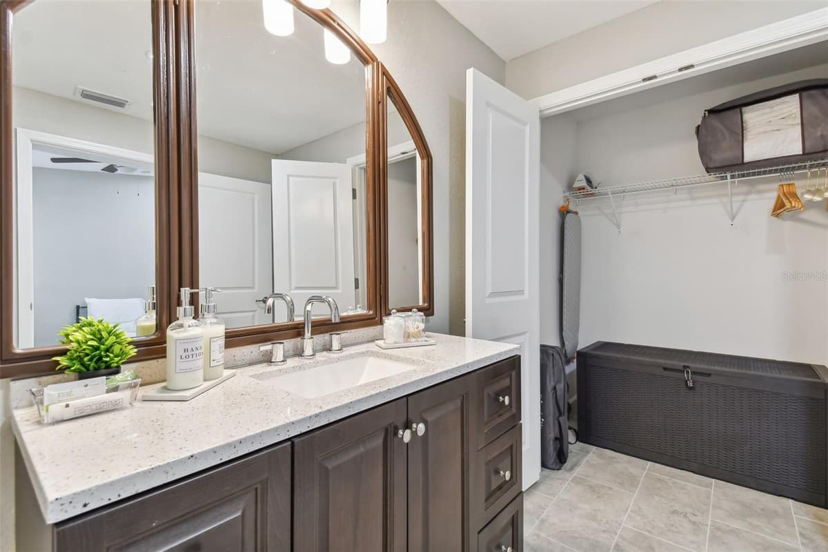 414 JOYCE AVENUE — photo 15 of 89