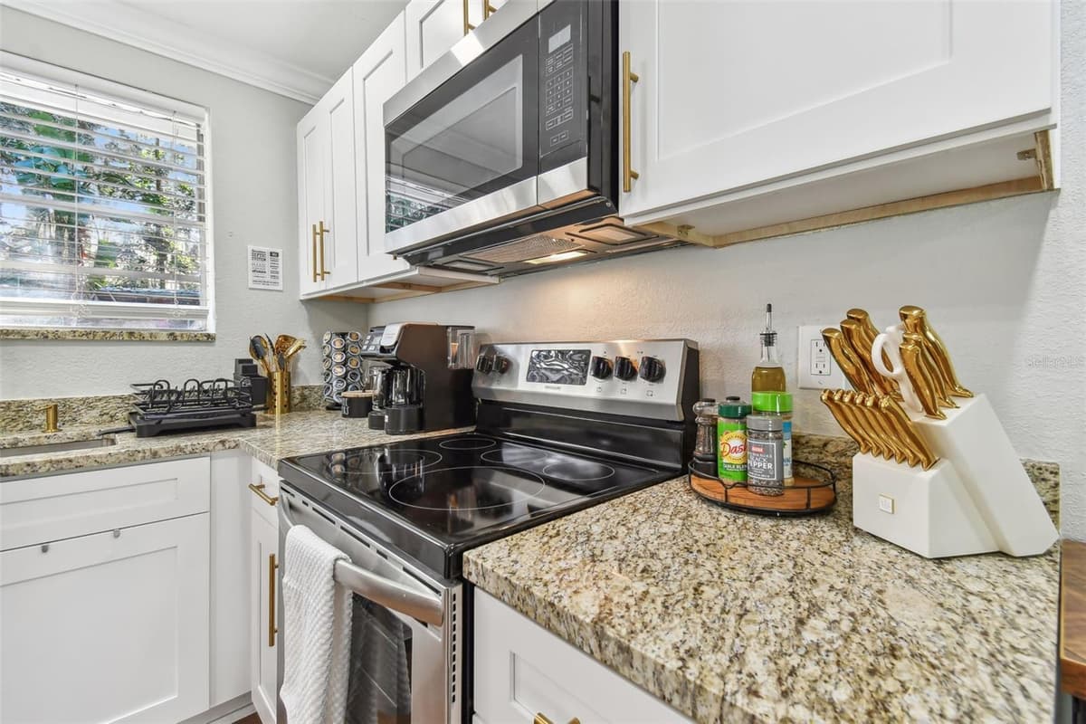 414 JOYCE AVENUE — photo 7 of 89