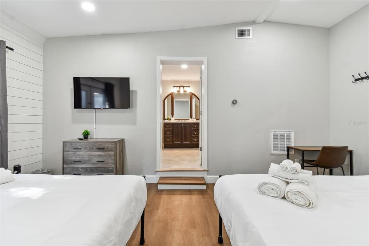 414 JOYCE AVENUE — photo 13 of 89