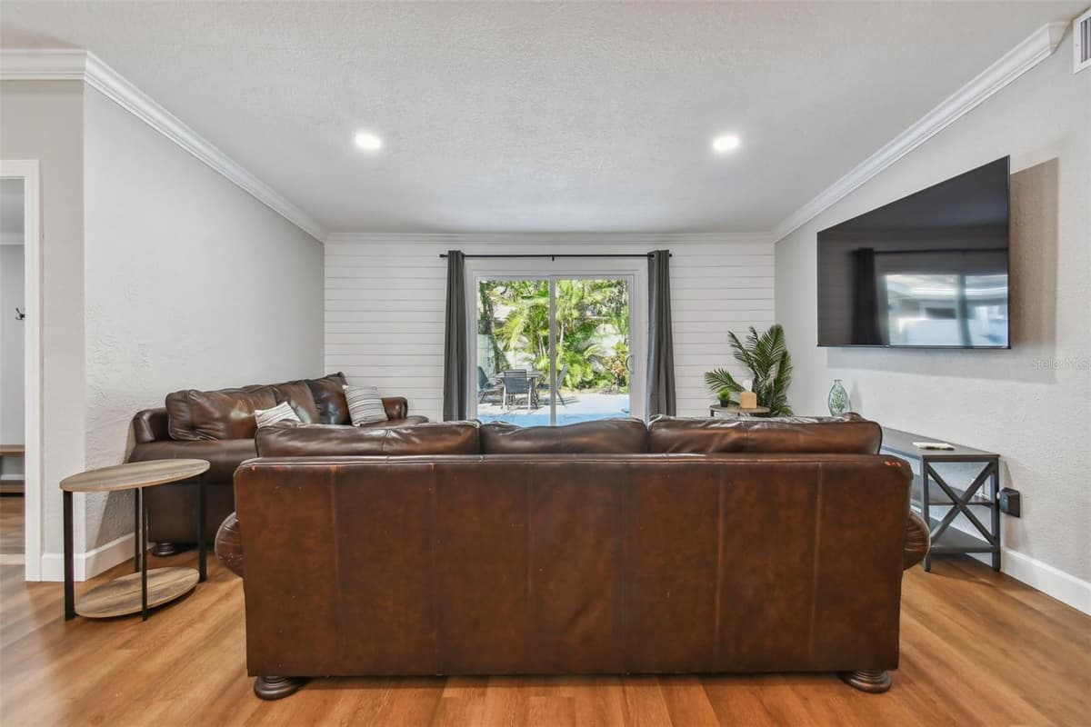 414 JOYCE AVENUE — photo 31 of 89
