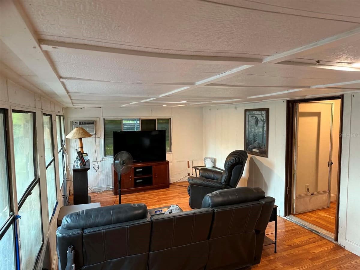 186 GLADYS AVENUE — photo 7 of 25