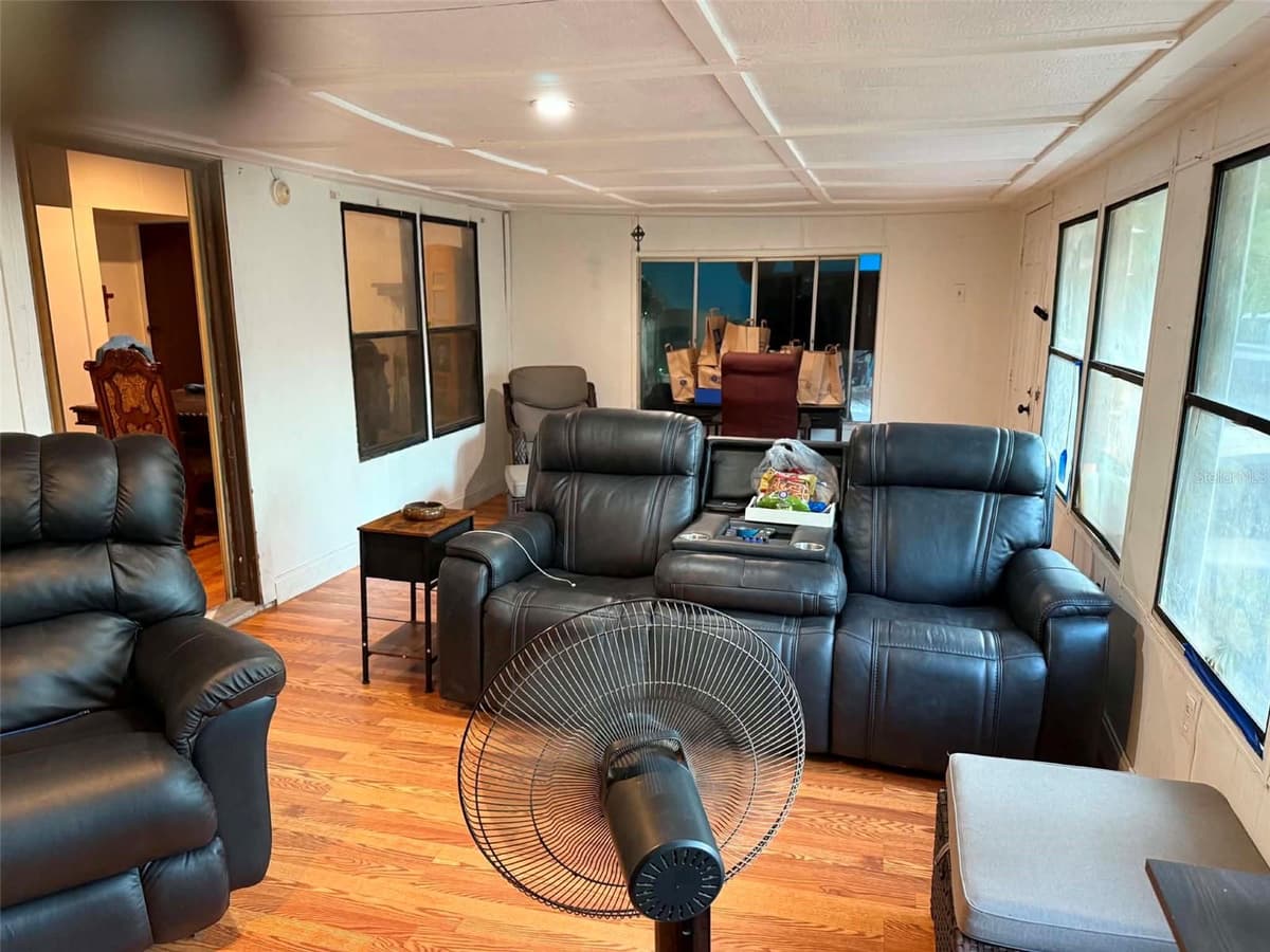 186 GLADYS AVENUE — photo 10 of 25