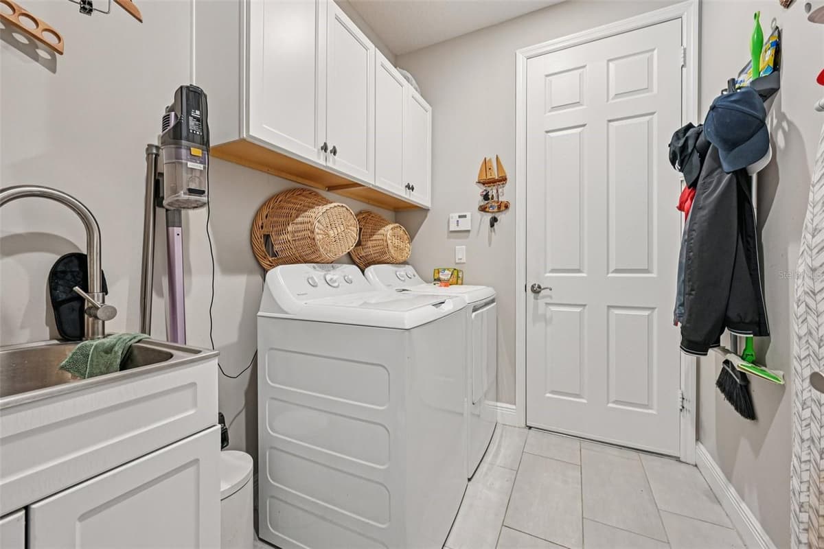 3955 OAK HOLLOW AVENUE — photo 16 of 34