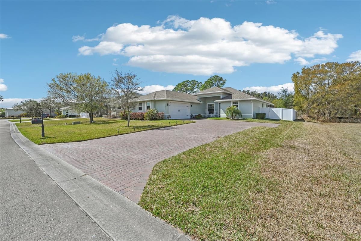 3955 OAK HOLLOW AVENUE — photo 3 of 34