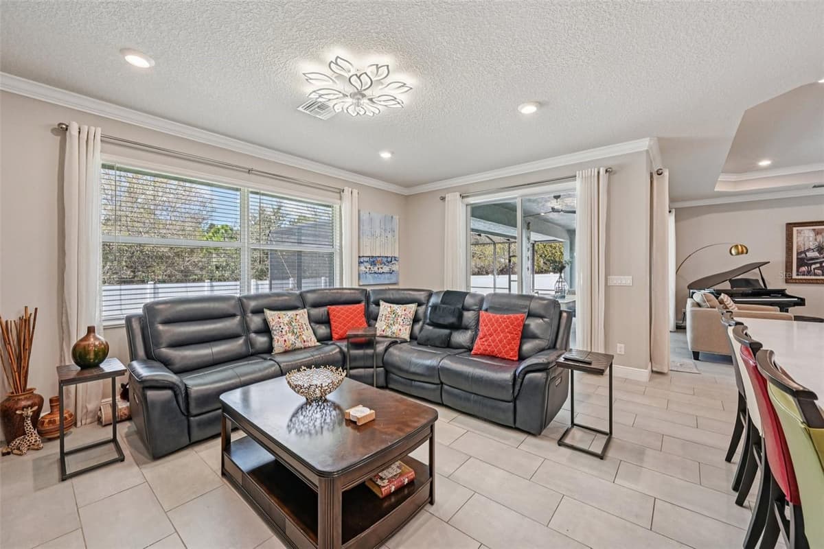 3955 OAK HOLLOW AVENUE — photo 10 of 34