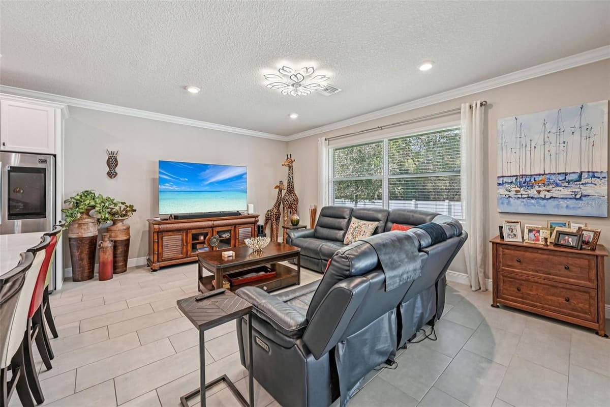 3955 OAK HOLLOW AVENUE — photo 8 of 34