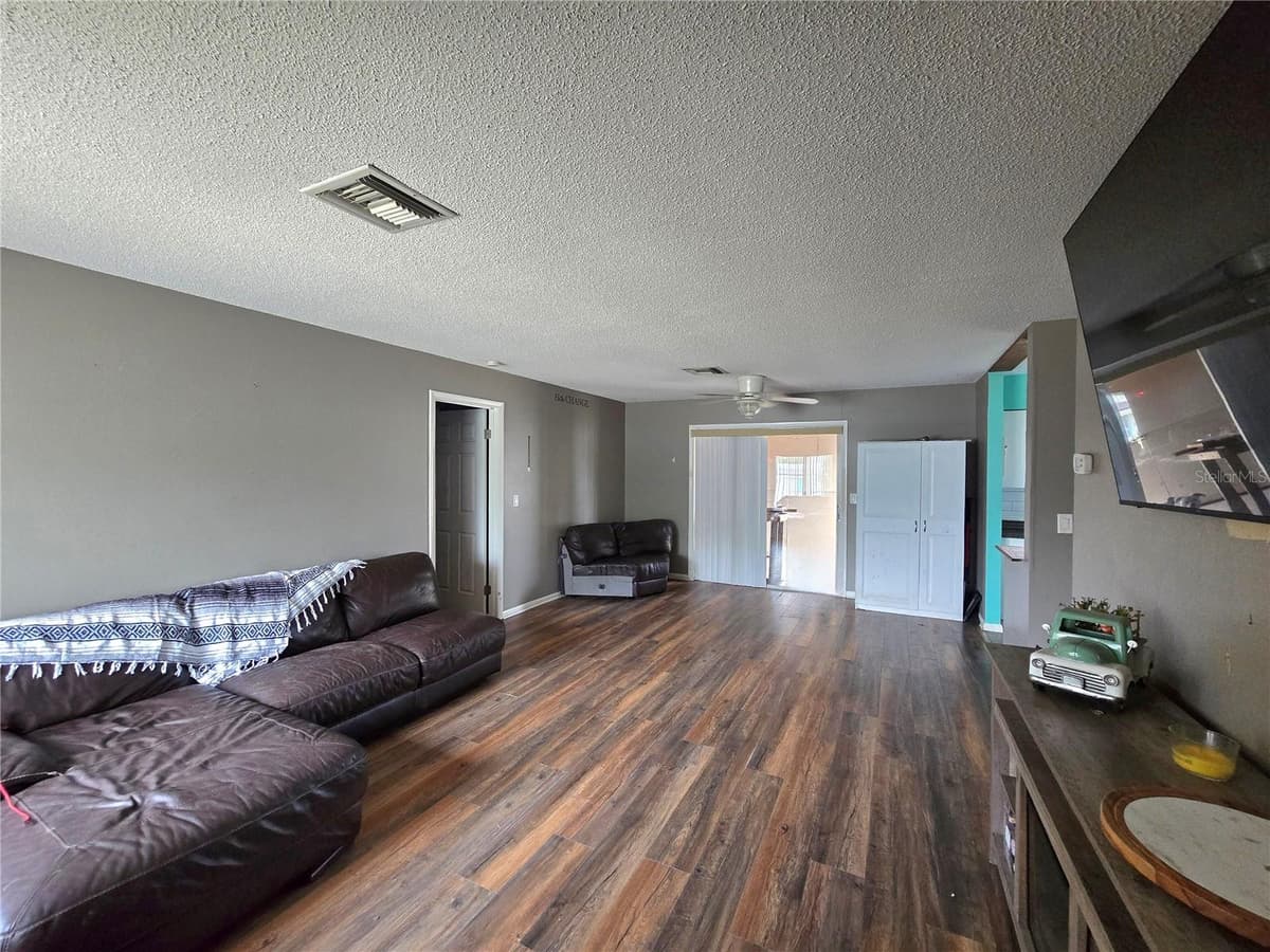 2154 DEVON DRIVE — photo 6 of 31