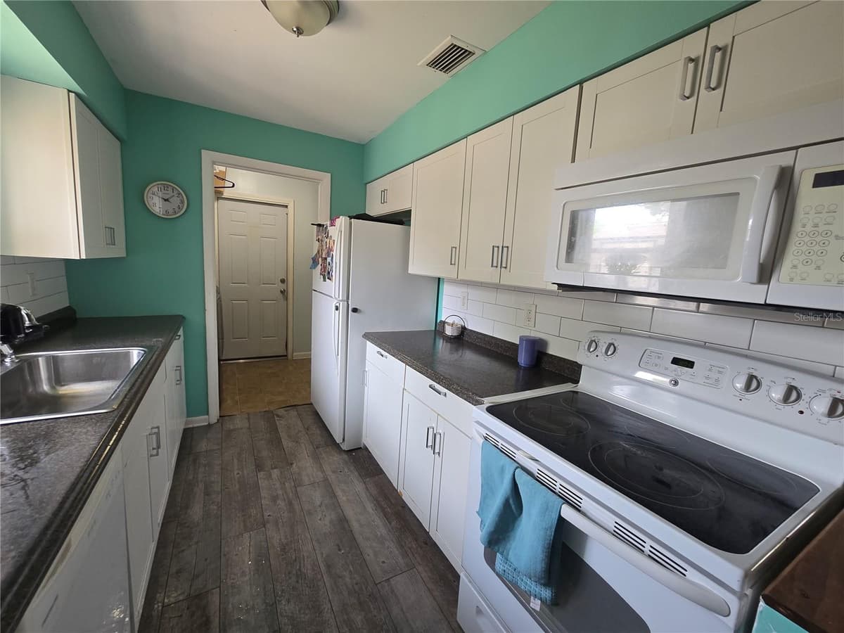 2154 DEVON DRIVE — photo 10 of 31