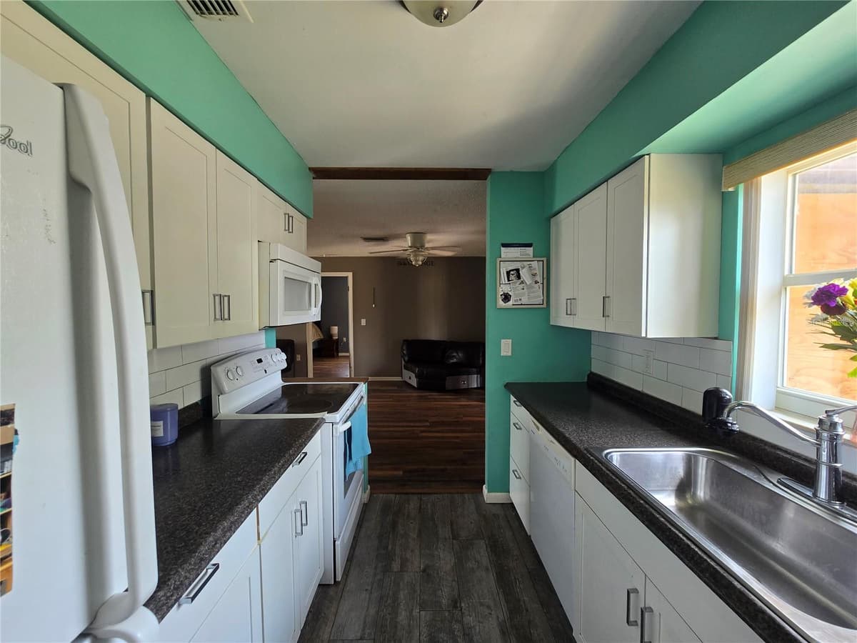 2154 DEVON DRIVE — photo 12 of 31