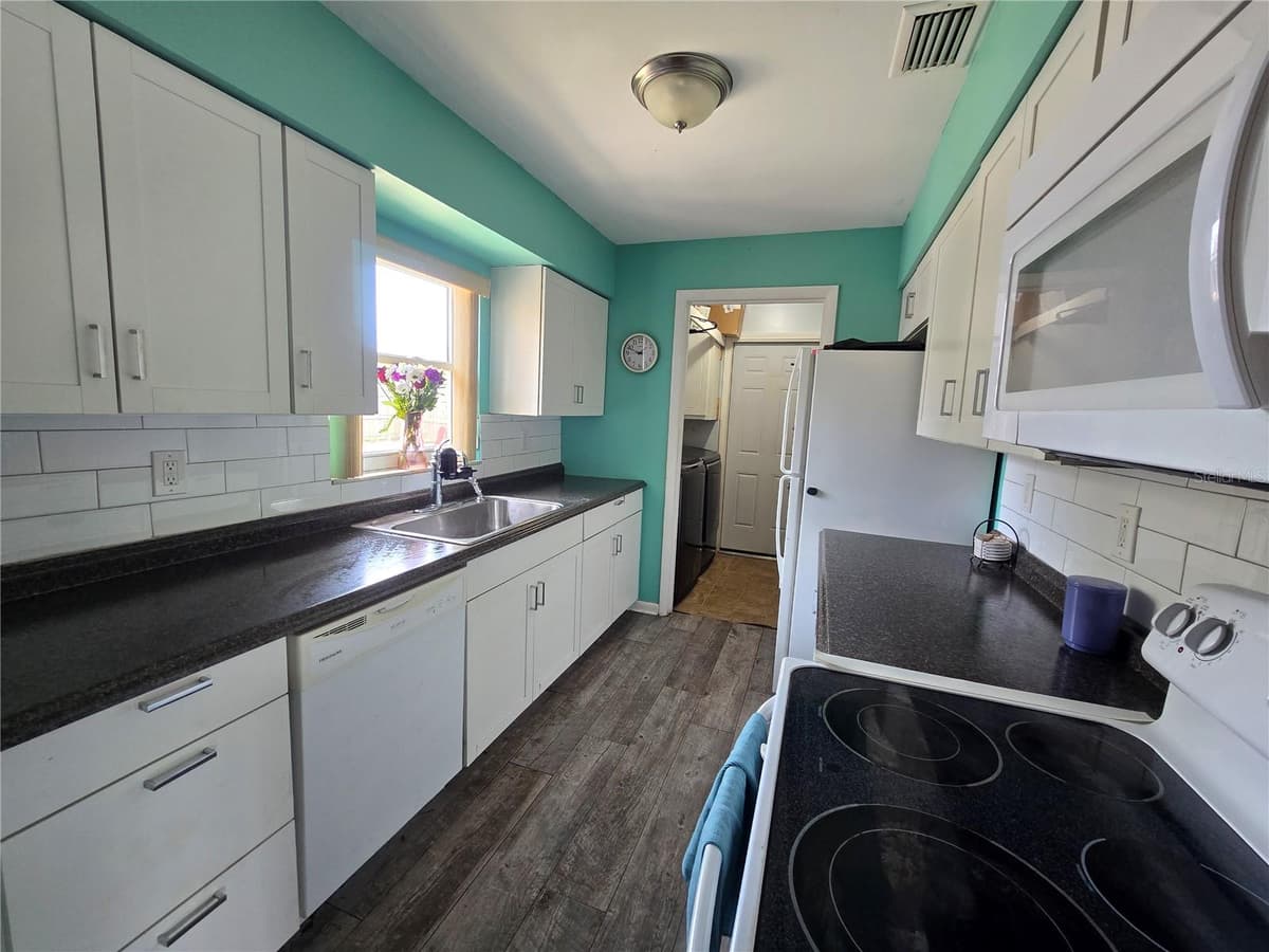 2154 DEVON DRIVE — photo 9 of 31