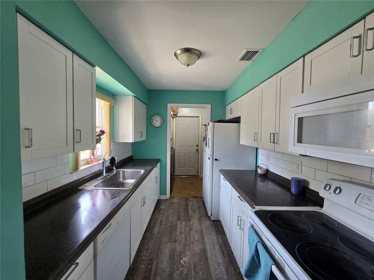 2154 DEVON DRIVE — photo 11 of 31