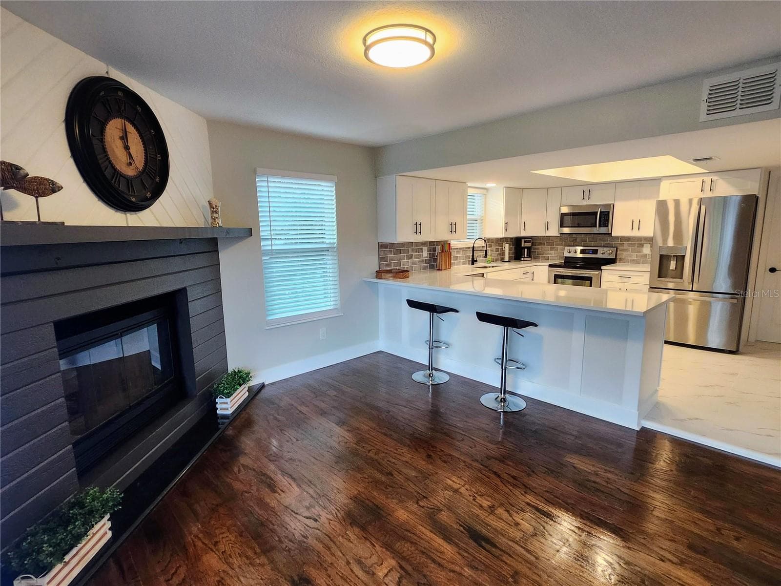 3071 HURON AVENUE — photo 4 of 55